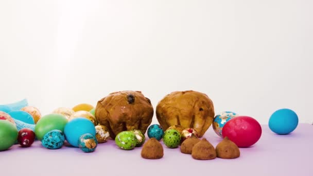 Een Feestelijke Tafel Met Paastaart Prachtige Kleurrijke Eieren Prachtige Paascompositie — Stockvideo