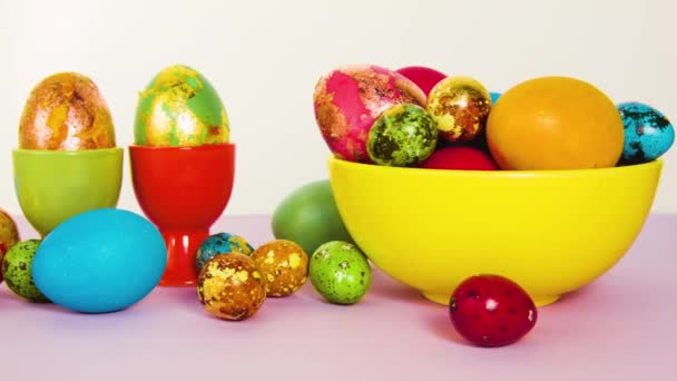 Pasen Prachtige Kleurrijke Eieren Liggen Een Gele Kom Staan Tribunes — Stockvideo