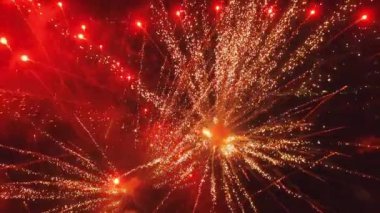 Gece gökyüzünde parlak bir havai fişek patlaması. Kara gökyüzü arkaplanlı havai fişek selamı. Yeni yıl havai fişekleri. Bağımsızlık Günü 'nü kutluyoruz. Havai fişeklerin renkli patlaması.