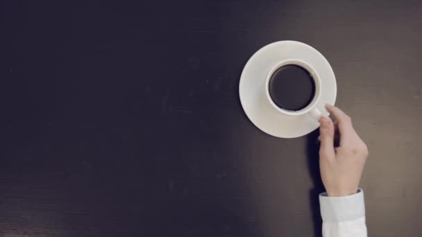 Uma Mulher Negócios Beber Café Escritório Mesa Vista Cima Mãos — Vídeo de Stock