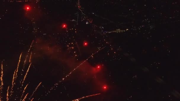 Eksplozja Fajerwerków Nocnym Niebie Fajerwerki Salutują Czarnym Tle Nieba Noworoczne — Wideo stockowe