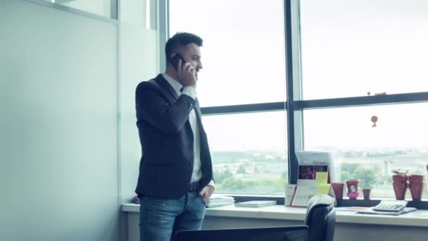 Joven Empresario Exitoso Teniendo Conversación Telefónica Celular Jefe Teléfono Oficina — Vídeo de stock