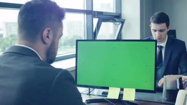 Dipendenti Società Lavorano Ufficio Lucente Spazioso Dietro Monitor Computer Impiegato — Video Stock