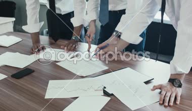 Eller işadamlarından Close-up, Afrika ve beyaz Milliyet masada ve proje kağıtları grafikler forex ile tartışmak. Bir iş takım çalışmalarını. Beyin fırtınası.