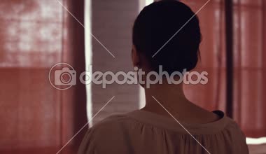 Kız büyük panoramik pencere yaklaşıyor ve bu gölgeler. Arka pencere yanındaki odada güzel elbise genç kızla. Büyük stüdyo odasında kız balerin. Bale için arsa.