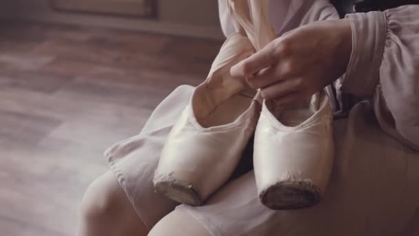 Ballerina Innehar Pointe Skor Händerna River Upp Banden Balett Tofflor — Stockvideo