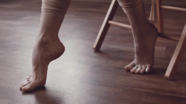 Close Pernas Bailarina Com Emplastros Nos Dedos Dos Pés Ela — Vídeo de Stock