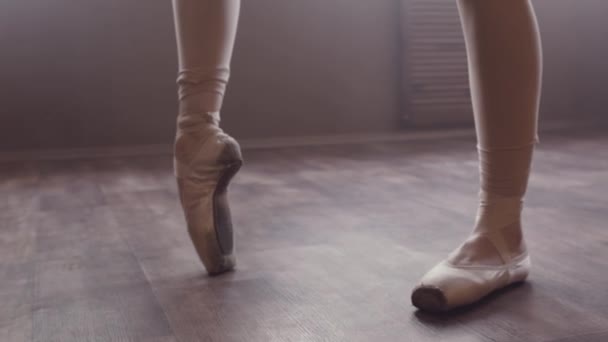 在尖角鞋的芭蕾舞演员的腿特写 跳舞前 女舞蹈家揉她的脚踝 芭蕾舞演员踮起脚尖站着 — 图库视频影像