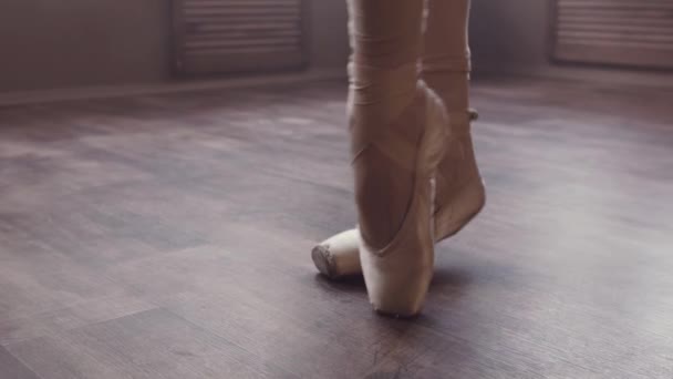 Close Pernas Bailarina Sapatos Pontiagudos Dançarina Amassa Tornozelos Antes Baile — Vídeo de Stock