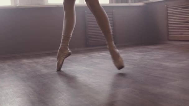 Ballet Dança Bailarina Faz Aquecimento Grande Janela Panorâmica Estúdio Estilo — Vídeo de Stock