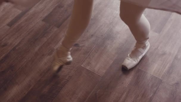 Ballet Est Danser Ballerina Fait Échauffement Grande Fenêtre Panoramique Studio — Video