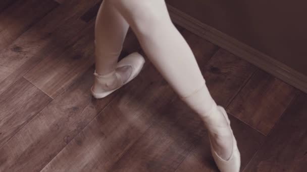 Ballet Dança Bailarina Faz Aquecimento Grande Janela Panorâmica Estúdio Estilo — Vídeo de Stock