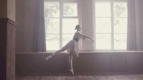 Ballet Est Danser Ballerina Fait Échauffement Grande Fenêtre Panoramique Studio — Video