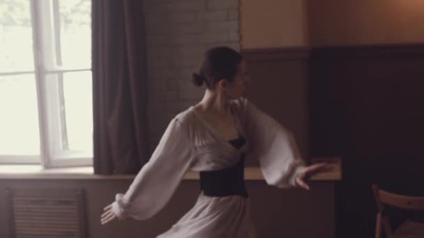 Dança Ballet Bailarina Vestido Elegante Simples Elegante Ensaiando Uma Dança — Vídeo de Stock