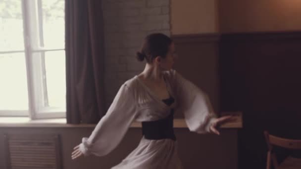 Balletttanz Ballerina Einem Schlichten Eleganten Kleid Und Beim Einstudieren Eines — Stockvideo