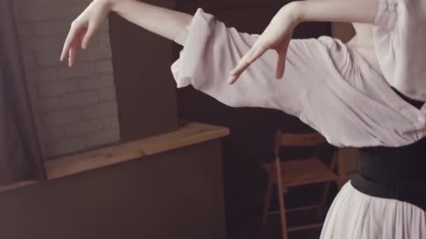 Танец Балета Балерина Простом Элегантном Платье Репетиции Танца Старой Студии — стоковое видео