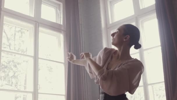 Balletttanz Ballerina Einem Schlichten Eleganten Kleid Und Beim Einstudieren Eines — Stockvideo