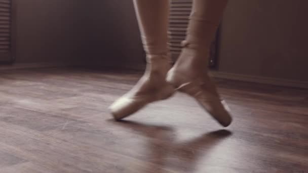 Primer Plano Las Piernas Bailarina Zapatos Puntiagudos Bailarina Está Puntillas — Vídeos de Stock