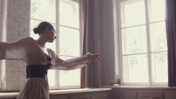 Balletttanz Ballerina Einem Schlichten Eleganten Kleid Und Beim Einstudieren Eines — Stockvideo