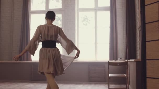 Balletttanz Ballerina Einem Schlichten Eleganten Kleid Und Beim Einstudieren Eines — Stockvideo