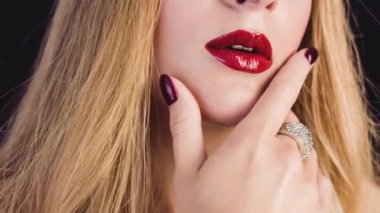 Kırmızı dudaklar ile elmas takı. Moda makyaj stili ve kozmetik. Bayan parmak güzel yüzük ve parlak elmas ile gösterilen Kırmızı dudaklar ile.