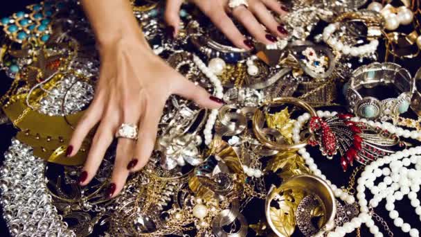 Las Manos Femeninas Con Gran Anillo Oro Con Piedras Preciosas — Vídeos de Stock