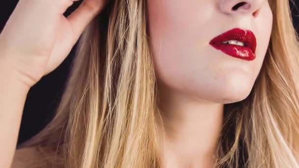 赤い唇のダイヤモンドジュ エリーを ファッション メイクアップ スタイルと化粧品 美しいリングと華麗なダイヤモンドと指を示す赤い唇を持つ女性 — ストック動画