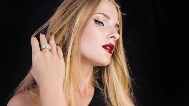 Hermosa Chica Con Maquillaje Profesional Labios Rojos Pelo Largo Liso — Vídeo de stock