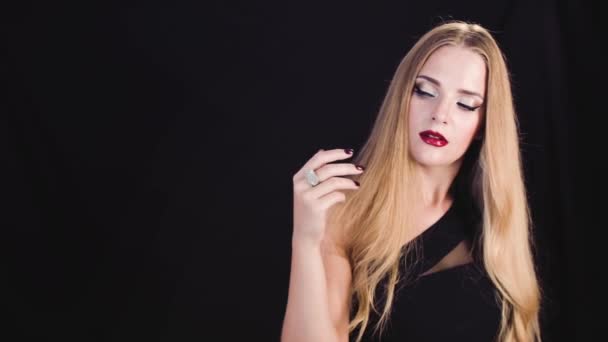 Rapariga Bonita Com Maquiagem Profissional Lábios Vermelhos Cabelos Longos Lisos — Vídeo de Stock