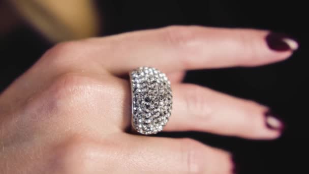 Piękno Ręcznie Biżuterii Manicure Elegancja Kobieta Rękę Duży Pierścień Ręka — Wideo stockowe