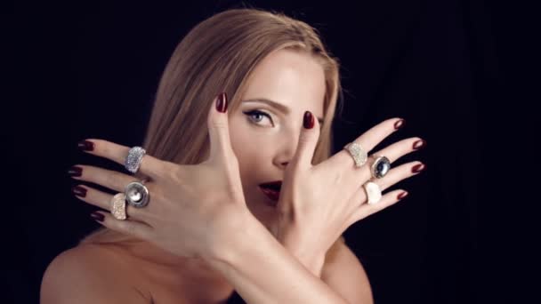 Piękna Kobieta Ręce Czerwone Paznokcie Duży Srebro Złoto Pierścionki Diamentami — Wideo stockowe