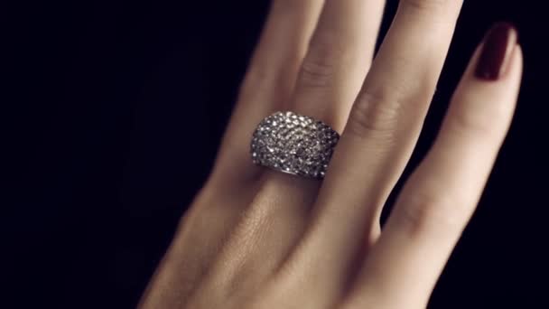 美丽的手与首饰和指甲 优雅的女人手拿着大戒指 手指上有戒指的女性手 女性首饰的概念性广告 黑色背景美丽的手奢侈的生活方式 — 图库视频影像