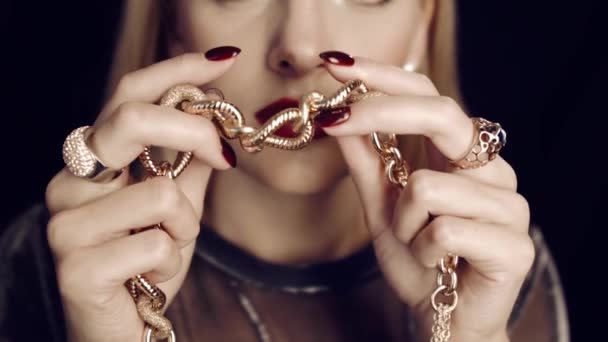 Close Girl Hand Large Rings Diamonds Holding Big Thick Gold — Stock Video