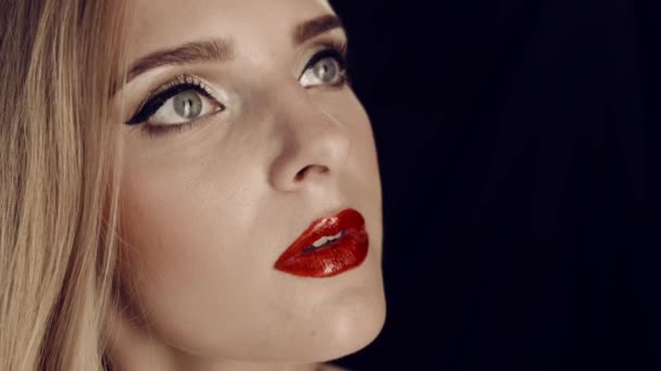 Schönes Gesicht Eines Jungen Mädchens Mit Roten Lippen Professionelles Make — Stockvideo
