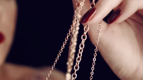 Close Girl Hand Red Nails Holding Gold Chain Jewelry Women — Stock Video