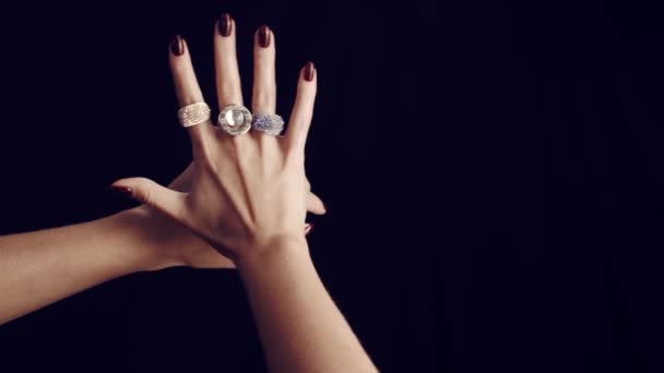 Mano Belleza Con Joyas Manicura Elegancia Mujer Mano Con Anillos — Vídeo de stock