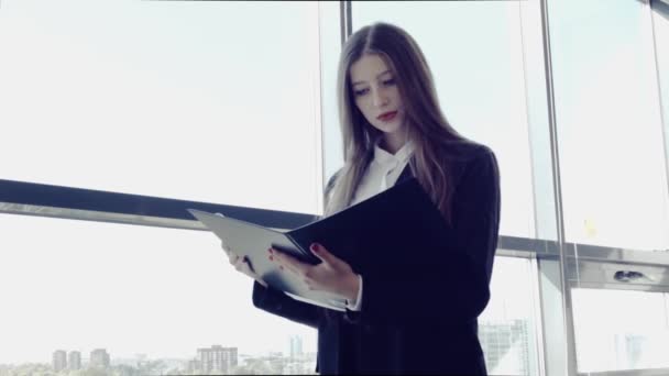 Joven Mujer Negocios Encantadora Examinando Papeleo Oficina Luz Con Grandes — Vídeos de Stock