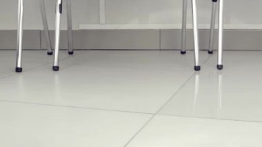 Bir görüşme için bekleyen erkek ayakkabı kapatın. Siyah çorap ile iş adamı. Bekleyen.