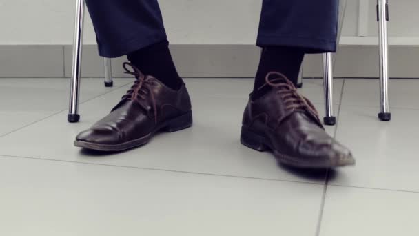 Закройте Мужскую Обувь Которая Ждет Интервью Бизнесмен Черных Носках Ожидание — стоковое видео