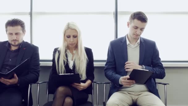 Gente Negocios Esperando Una Entrevista Trabajo Tres Candidatos Compitiendo Por — Vídeos de Stock