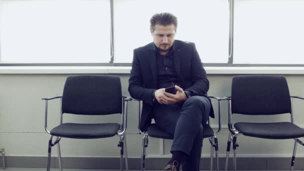 Připraveni Pohovor Přemýšlivého Člověka Oblasti Formální Oblečení Drží Smartphone Sedí — Stock video