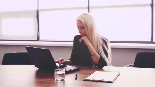 Businesswoman Sitting Her Workplace Office Typing Looking Monitor Laptop Beautiful — Stock Video