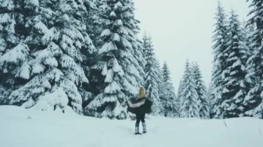 Neşeli kız kış ormanda whirl. Kar, kış ve özgürlük için bayram yapıyor. Çiftçilik için kıyafetler. Kar ve kar altında Ladin büyük sürüklenir. Yetişkin kız çocuk gibi mutlu.