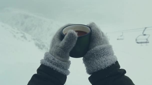 铁杯与热咖啡在女性手在针织手套在背景冬天山 — 图库视频影像