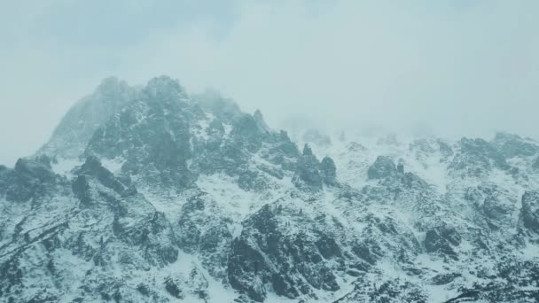 Belles Montagnes Hiver Couvertes Neige Par Une Journée Nuageuse Venteuse — Video
