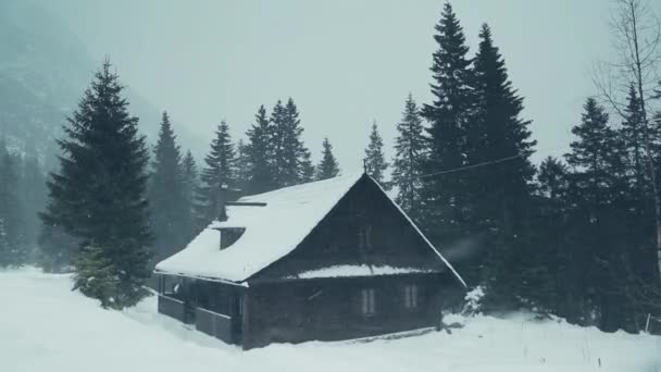 Fabulosa Paisagem Inverno Com Pequenas Casas Madeira Nas Montanhas Entre — Vídeo de Stock