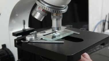 Laboratuvarda metal lens ile yakın çekim mikroskop. Laboratuvar donanımları optik mikroskop planlanan araştırma yürütmek için kullanılır.