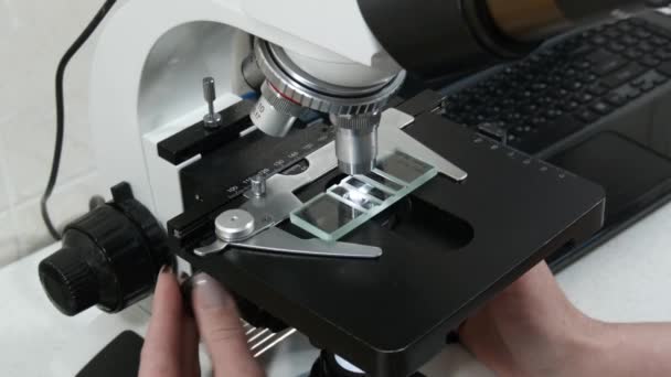 Mani Scienziato Con Microscopio Microscopio Ottico Dell Attrezzatura Laboratorio Usato — Video Stock