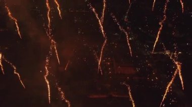 Gece gökyüzünde parlak bir havai fişek patlaması. Kara gökyüzü arkaplanlı havai fişek selamı. Yeni yıl havai fişekleri. Bağımsızlık Günü 'nü kutluyoruz. Havai fişeklerin renkli patlaması.