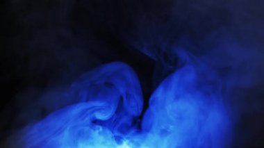 Arka planda mavi duman. Sihirli beden üzerine kehanet. Logo için güzel mavi duman girişi.